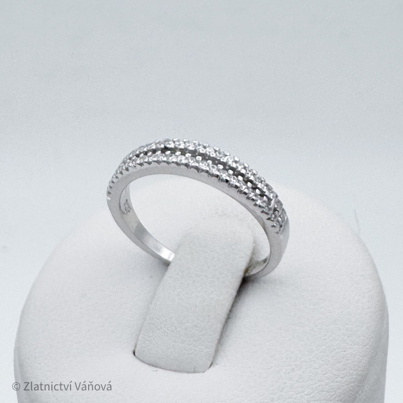 Stříbrný prsten se zirkony 